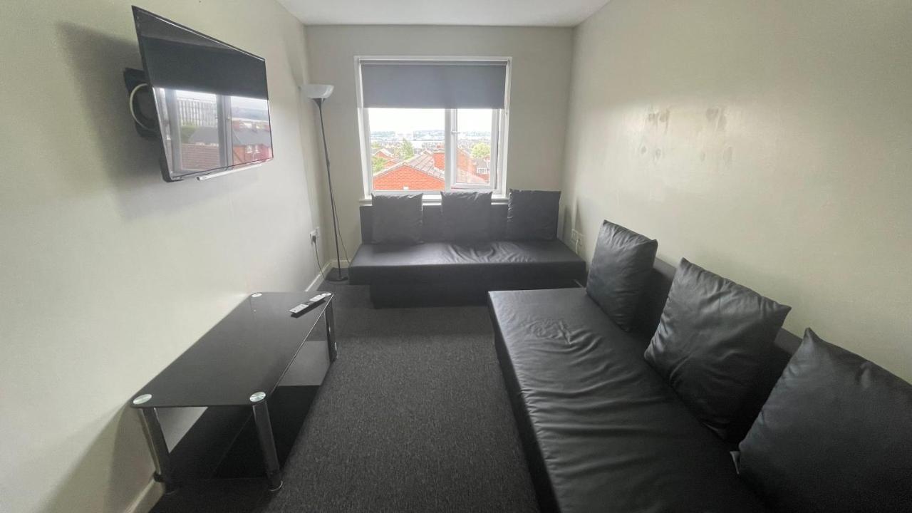 Hosted By Ryan - 2 Bedroom Apartment Liverpool