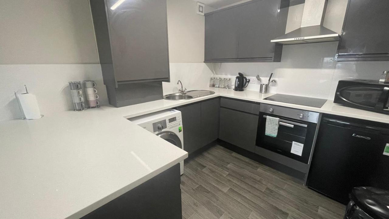 Hosted By Ryan - 2 Bedroom Apartment Liverpool